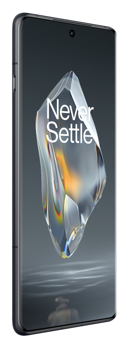 Telefon OnePlus, widok pod kątem, wyświetlający logo 'Never Settle' na ekranie.