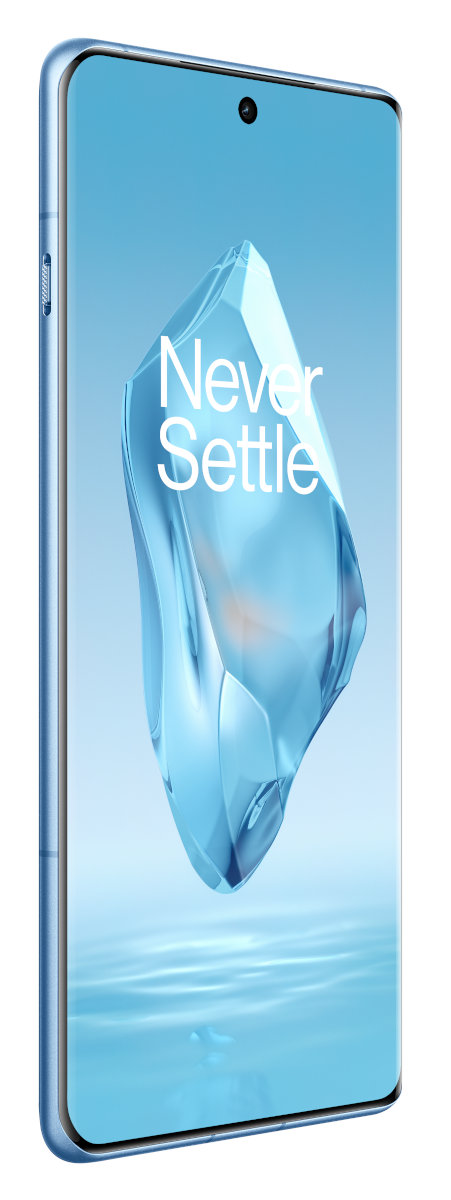 Niebieski smartfon ze słowami 'Never Settle' na niebieskim tle.