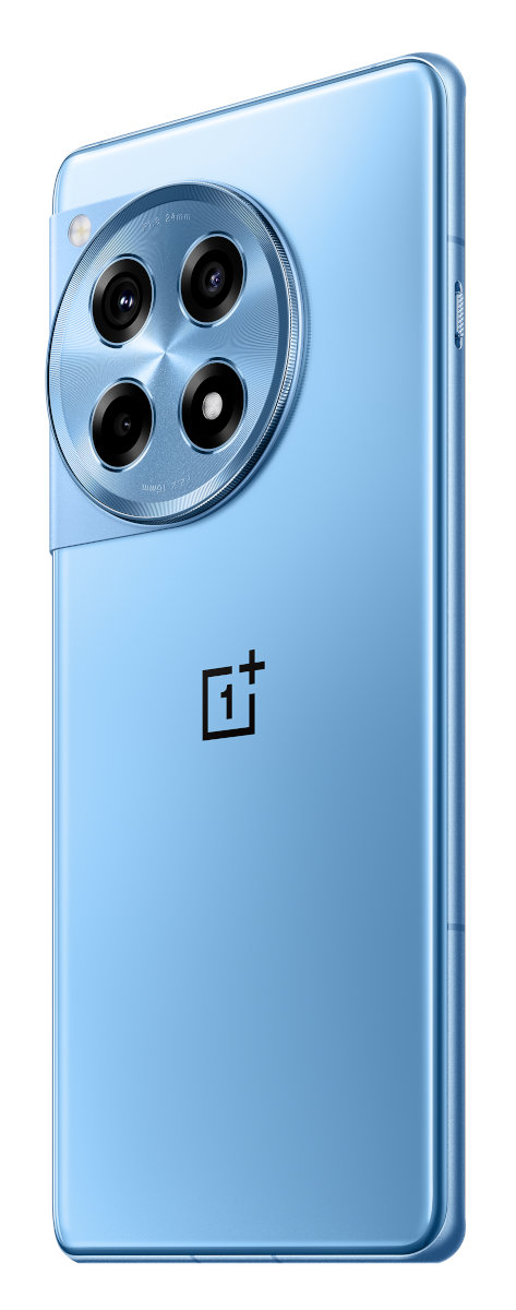 Jasnoniebieski telefon OnePlus. Cztery tylne kamery w okrągłym module. Widoczne logo OnePlus.