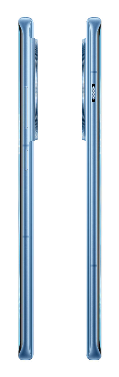 Dwa jasnoniebieskie telefony z boku. Każdy ma wybrzuszenie aparatu, przyciski i czysty design.