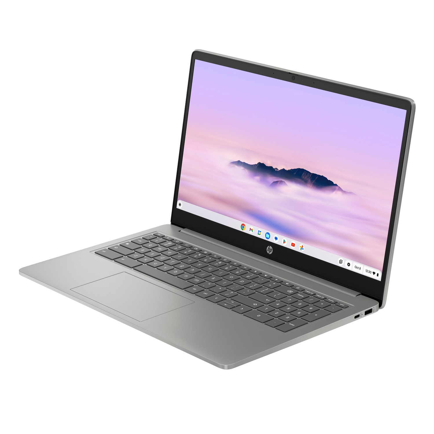 Een zilveren HP laptop, open, schuin naar rechts, met een bureaublad met bergen en wolken.