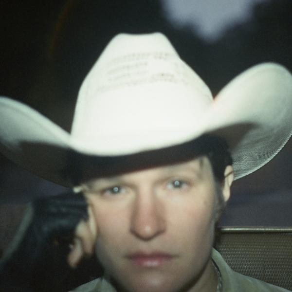 Eine Person mit weißem Cowboyhut schaut in die Kamera.