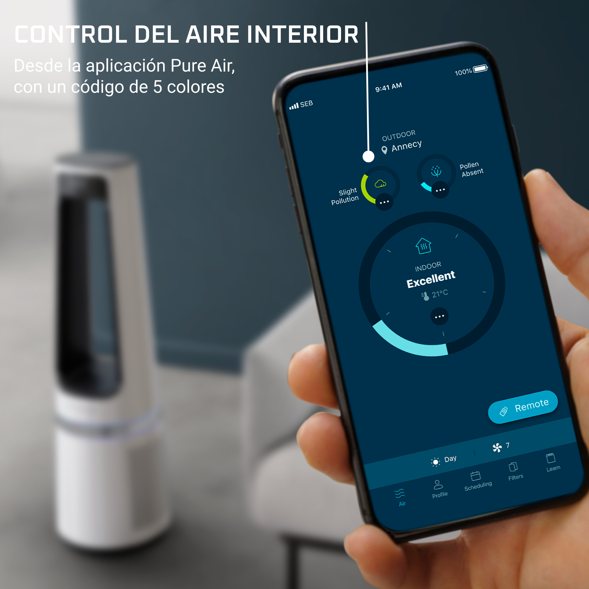 Un teléfono que muestra una aplicación que muestra la calidad del aire y un purificador de aire inteligente.