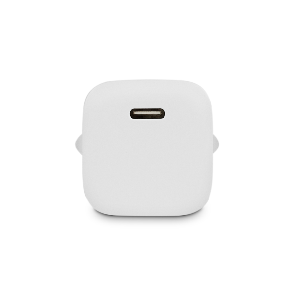 Siyah zemin üzerinde, USB-C bağlantı noktasına sahip beyaz bir USB-C duvar şarj cihazı.
