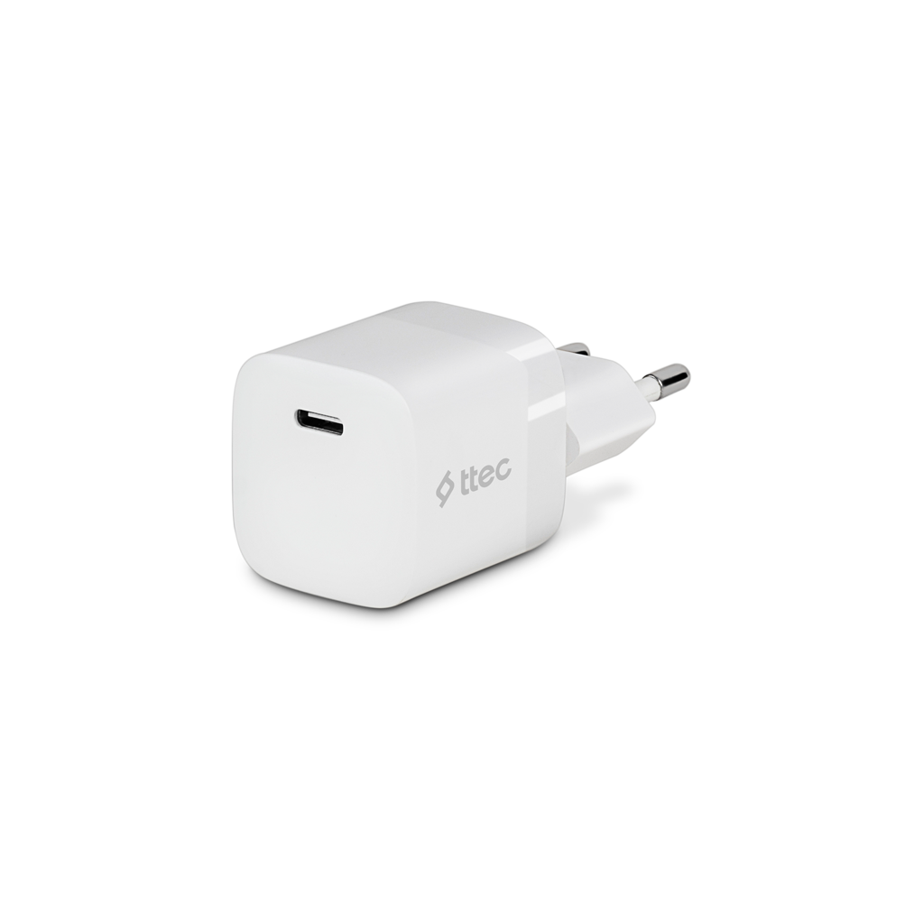 USB-C bağlantı noktası ve fişi olan beyaz ttec şarj cihazı. Siyah arka plan.
