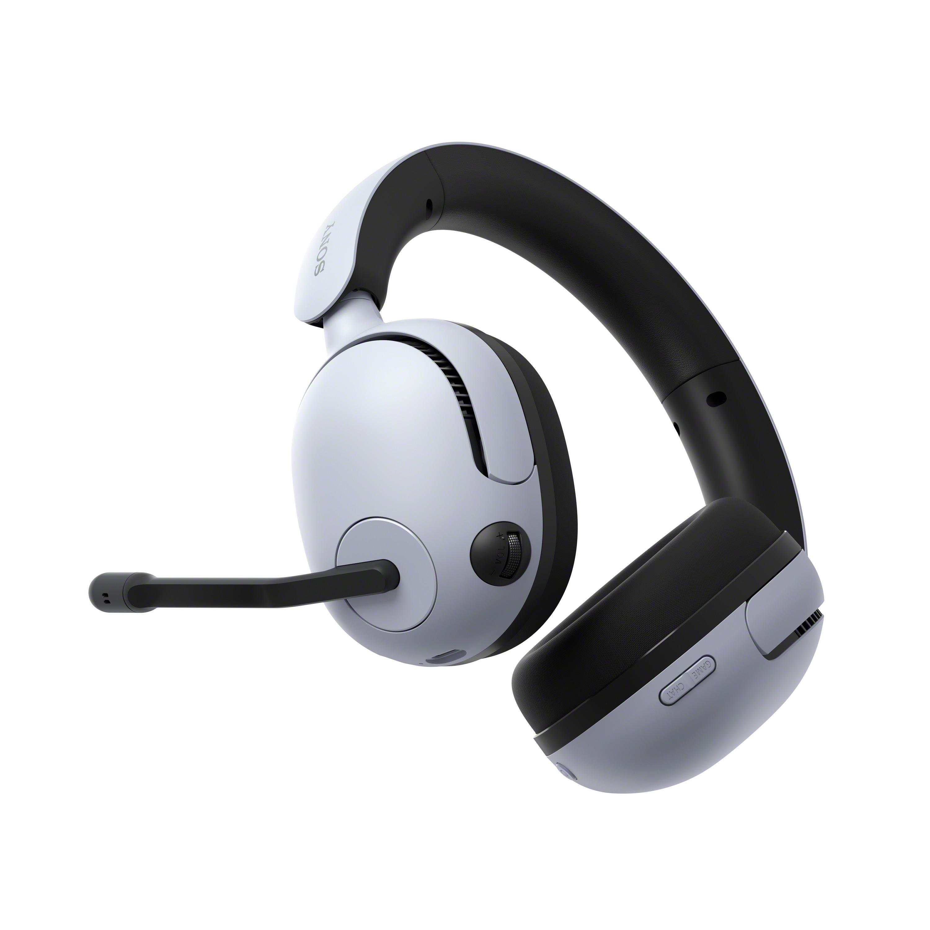 Un auricular para juegos blanco y negro con micrófono, ligeramente angulado.
