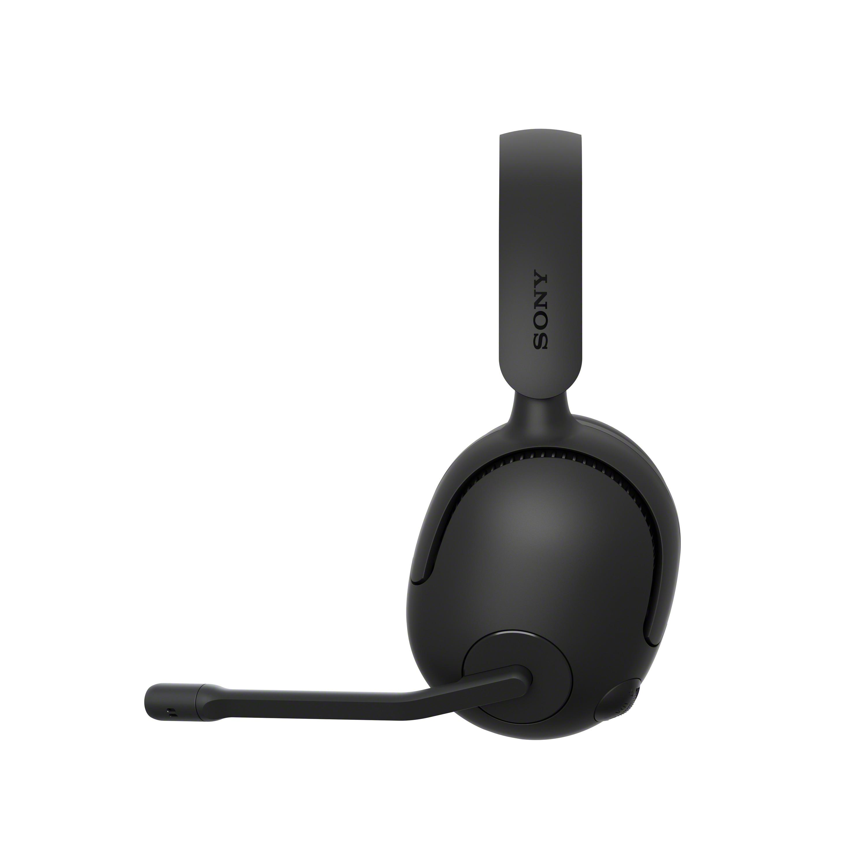 Auriculares negros con micrófono que se extiende desde el lado izquierdo, fondo blanco.