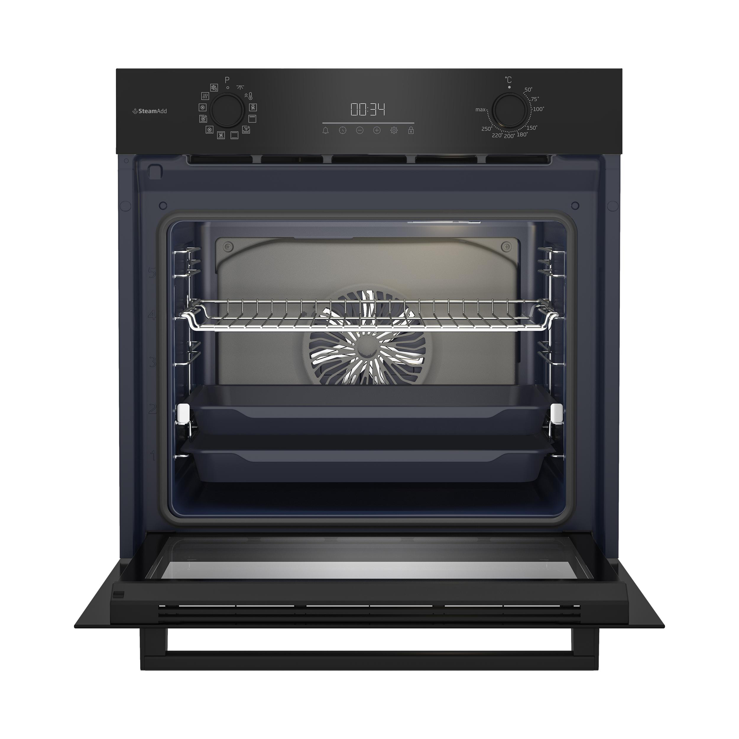 Backofen mit offener Tür und Regalen. Innenraum mit Ventilator und Blechen.