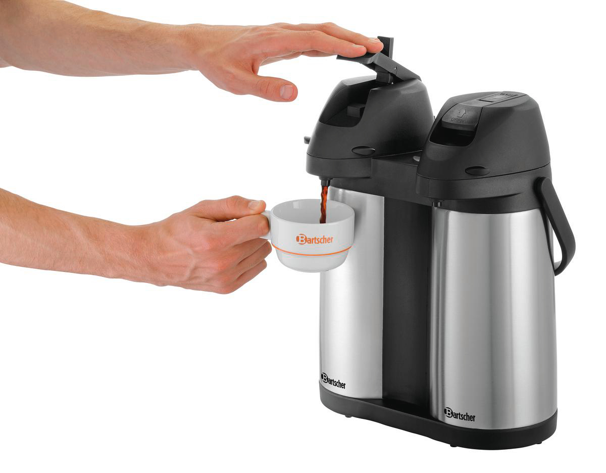 Eine Person gießt Kaffee aus einem schwarzen Spender in eine weiße Tasse. Die Tasse hat das Logo 'Bartscher'. Der Spender ist silbern.