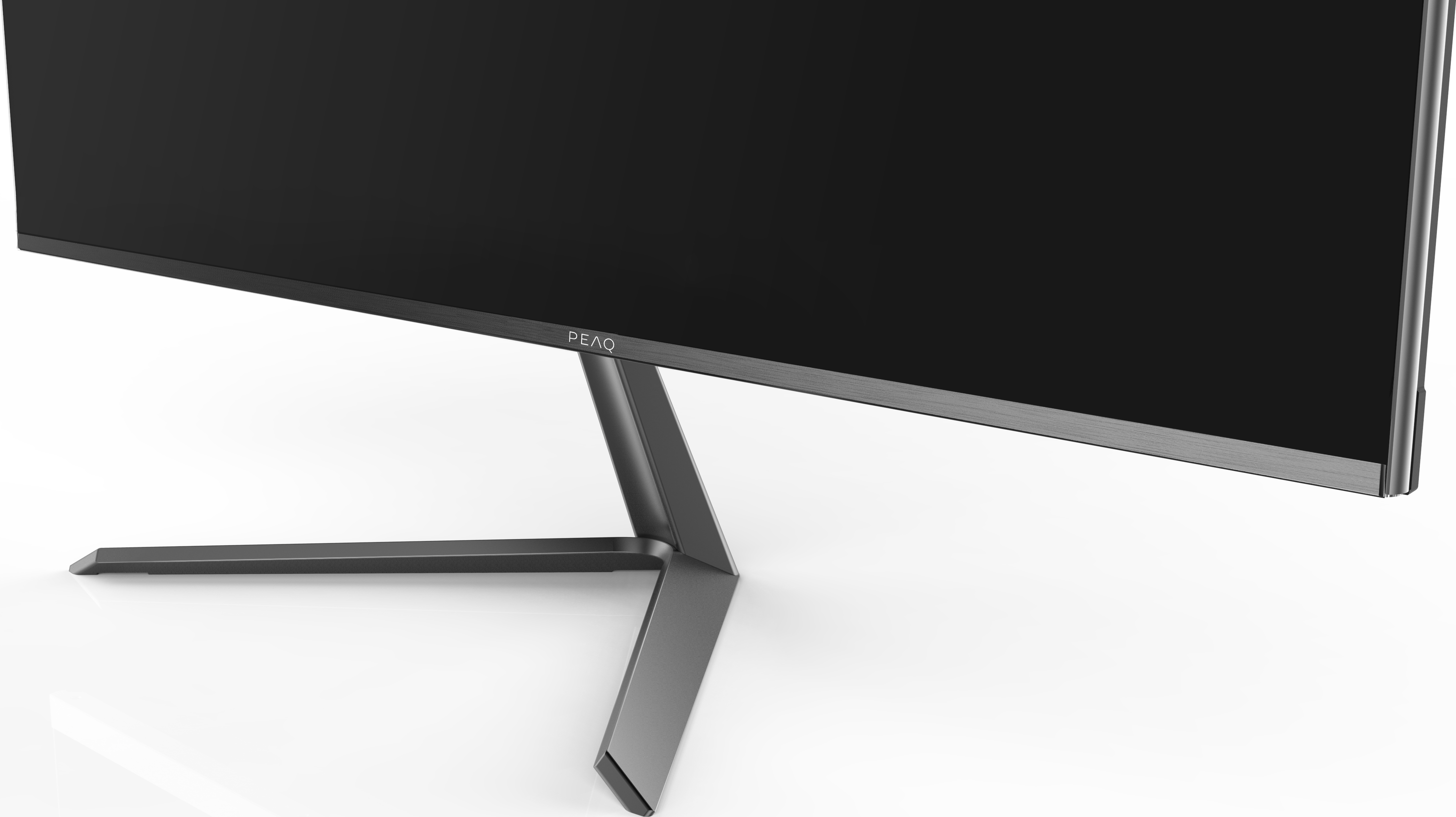 Moniteur argenté avec écran noir et base élégante et angulaire.