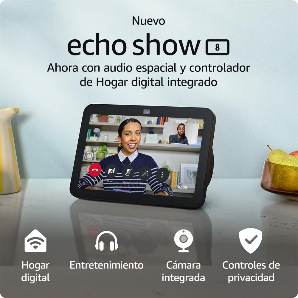 Un Echo Show 8 muestra una videollamada. La pantalla muestra a una mujer y un hombre. El texto superior dice Echo Show 8.