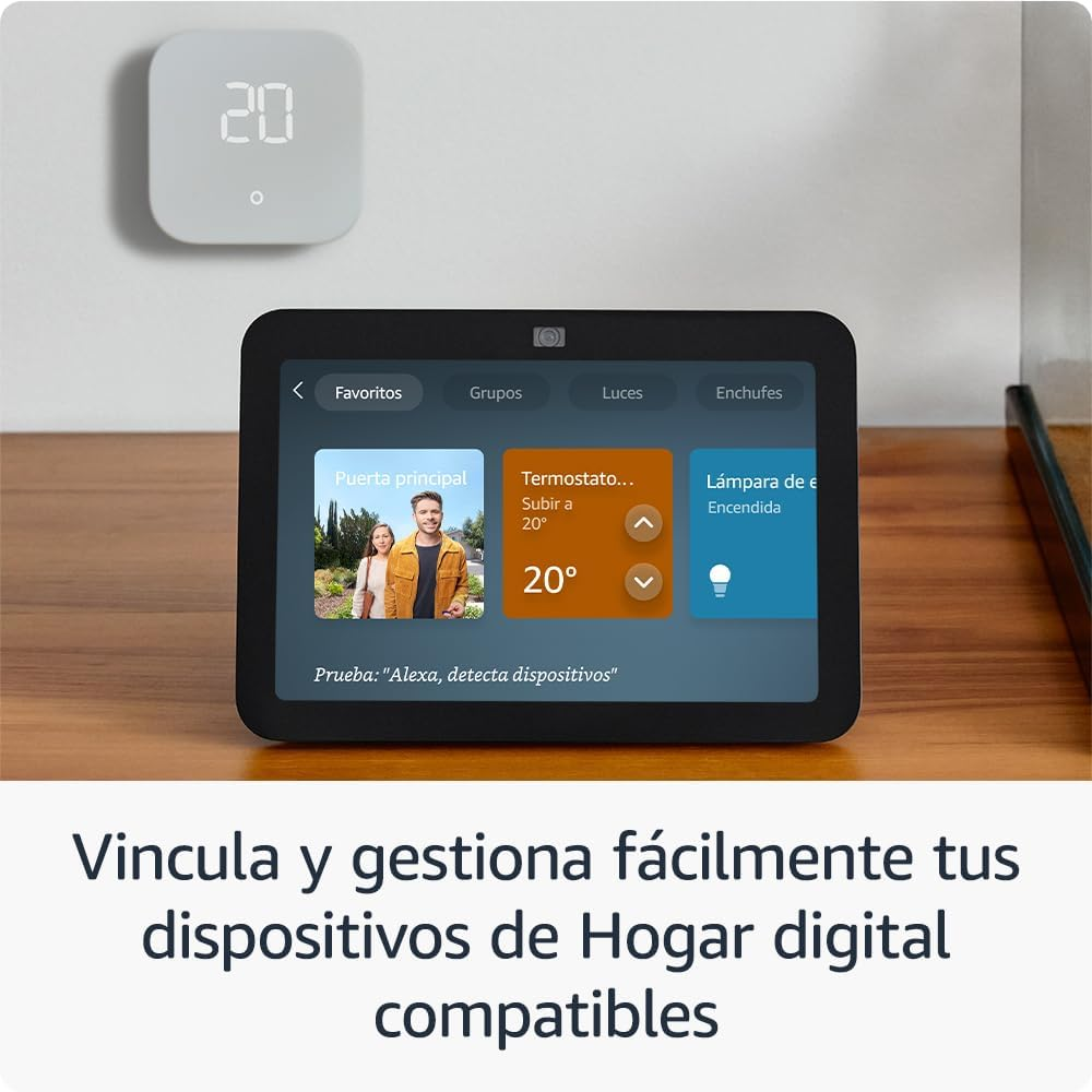 Un panel de control de hogar inteligente que muestra la configuración, con un termostato de pared.