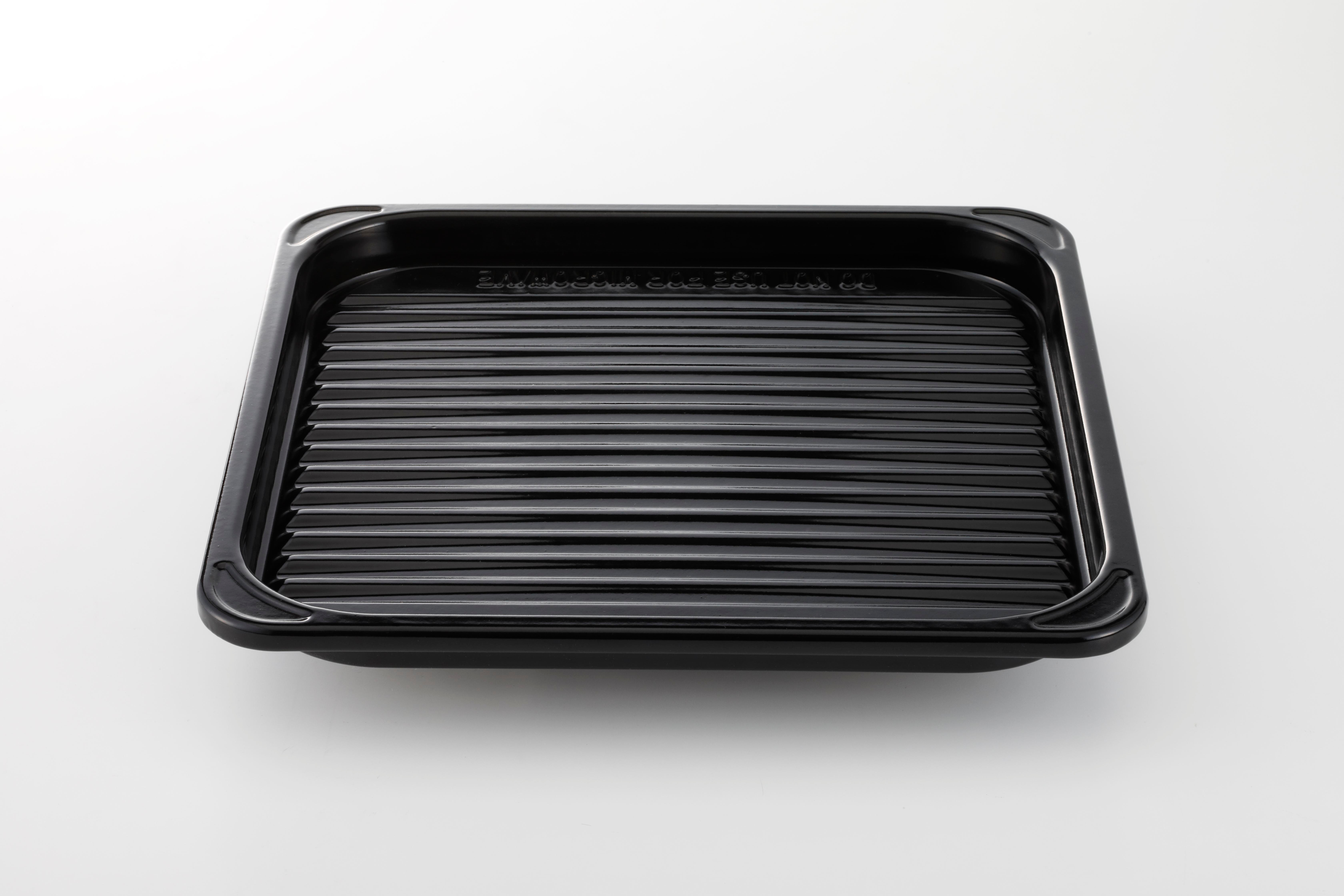 Ein schwarzes, geriffeltes, quadratisches Backblech auf weißem Hintergrund.