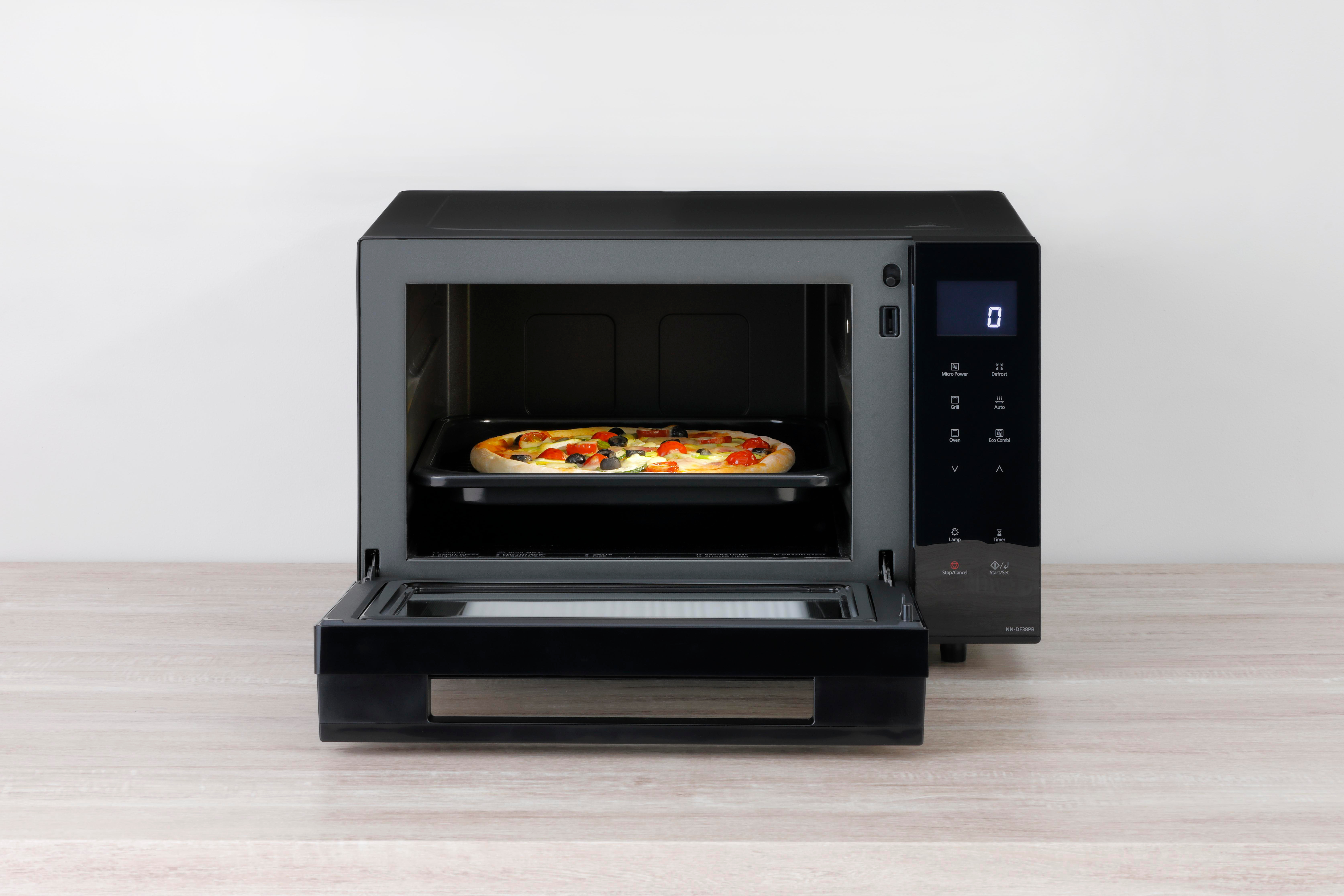 Ein schwarzer Mikrowellenherd mit Pizza und offener Tür.