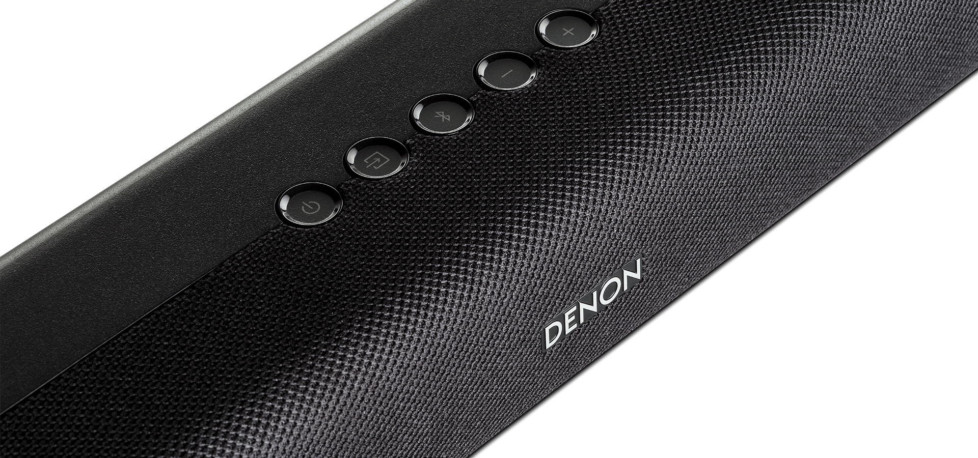 Fekete soundbar. Gombok felül. Denon logó elöl. Fekete háttér.