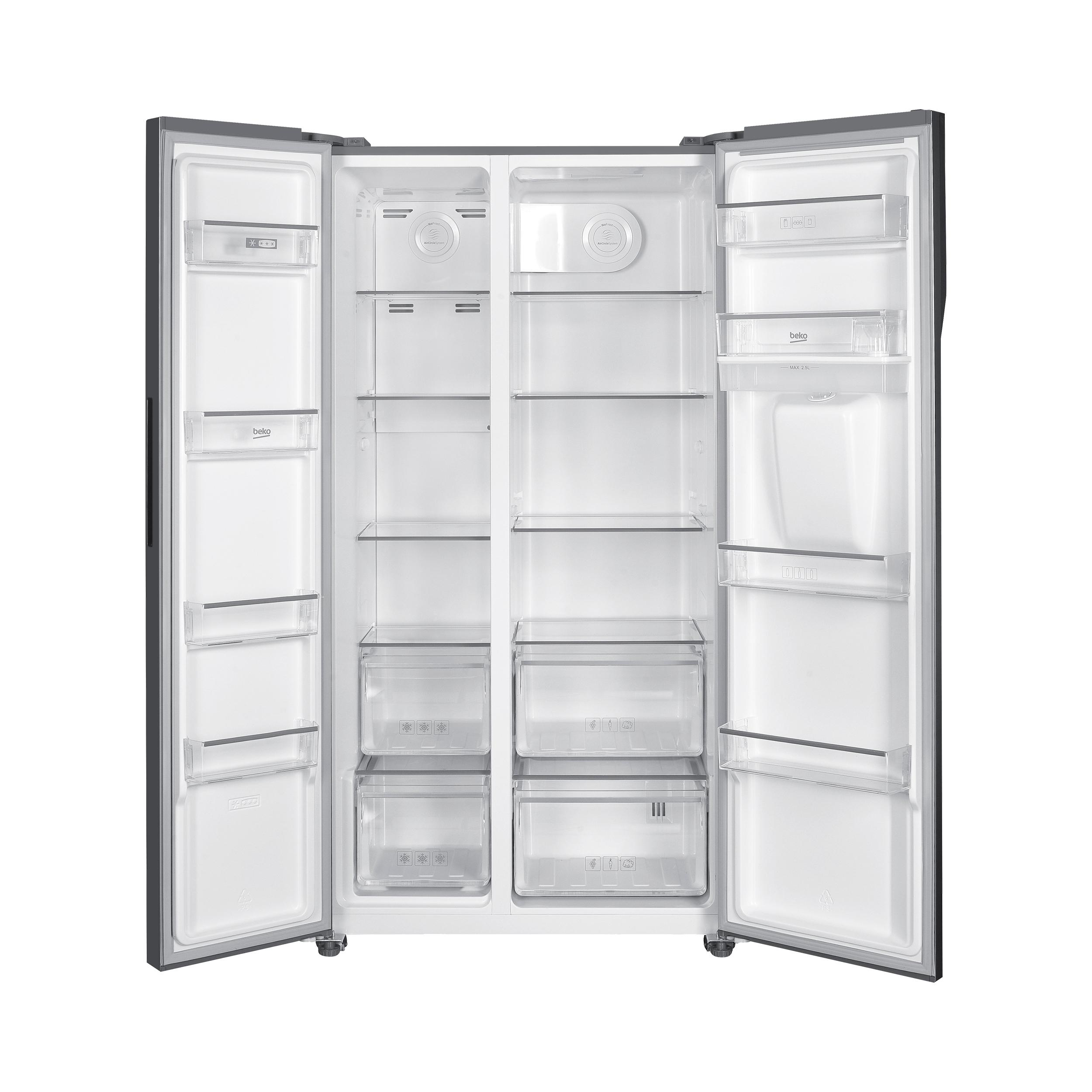 Offener Kühlschrank mit Regalen, Schubladen und Lebensmittelbehältern sichtbar.