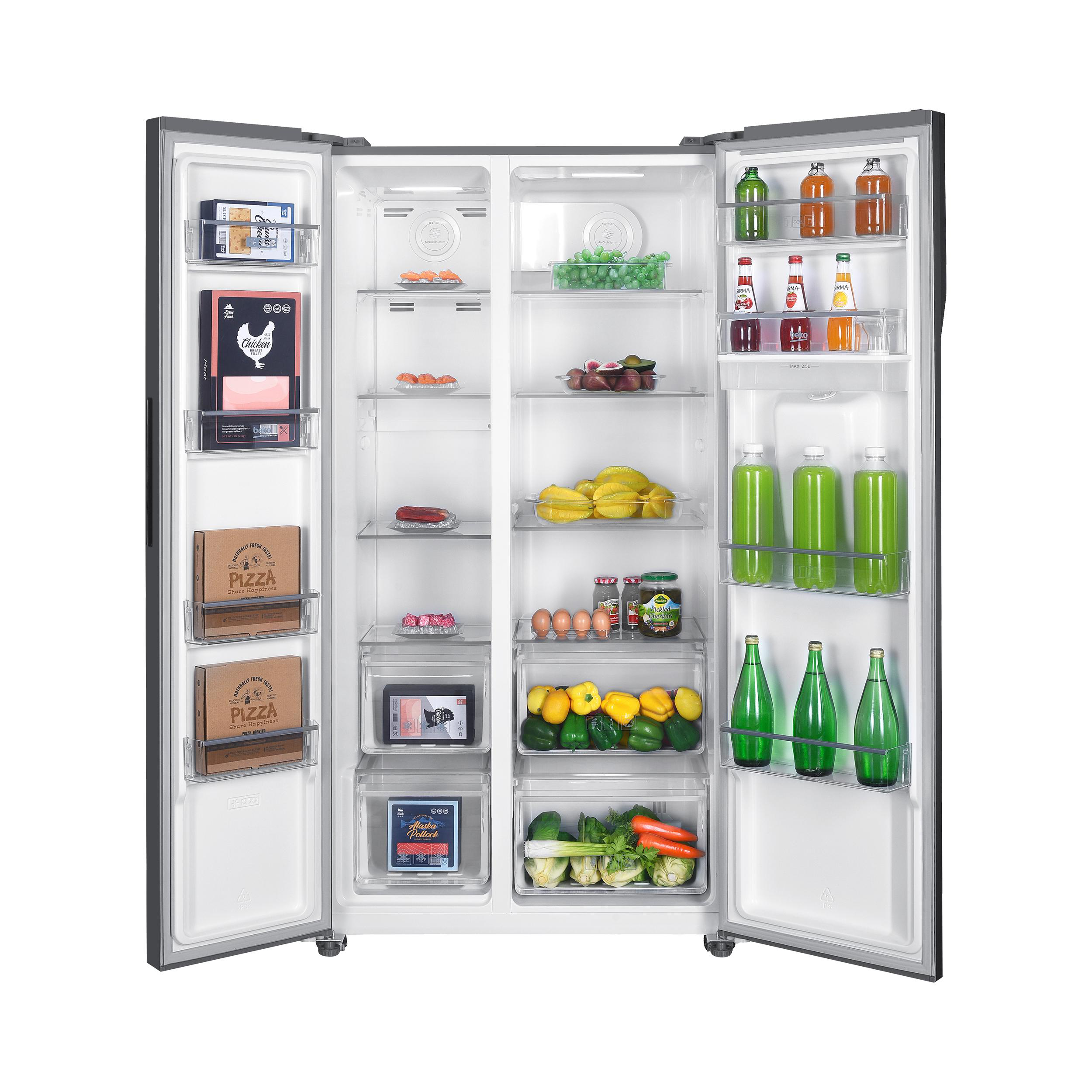 Offener Kühlschrank gefüllt mit Lebensmitteln. Weißer Hintergrund.