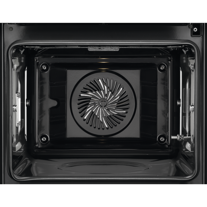 Interior del horno con ventilador y superficies negras.