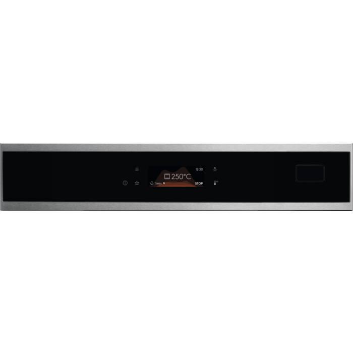 Panel de control del horno con pantalla que muestra temperatura y tiempo. Marco metálico, fondo negro.