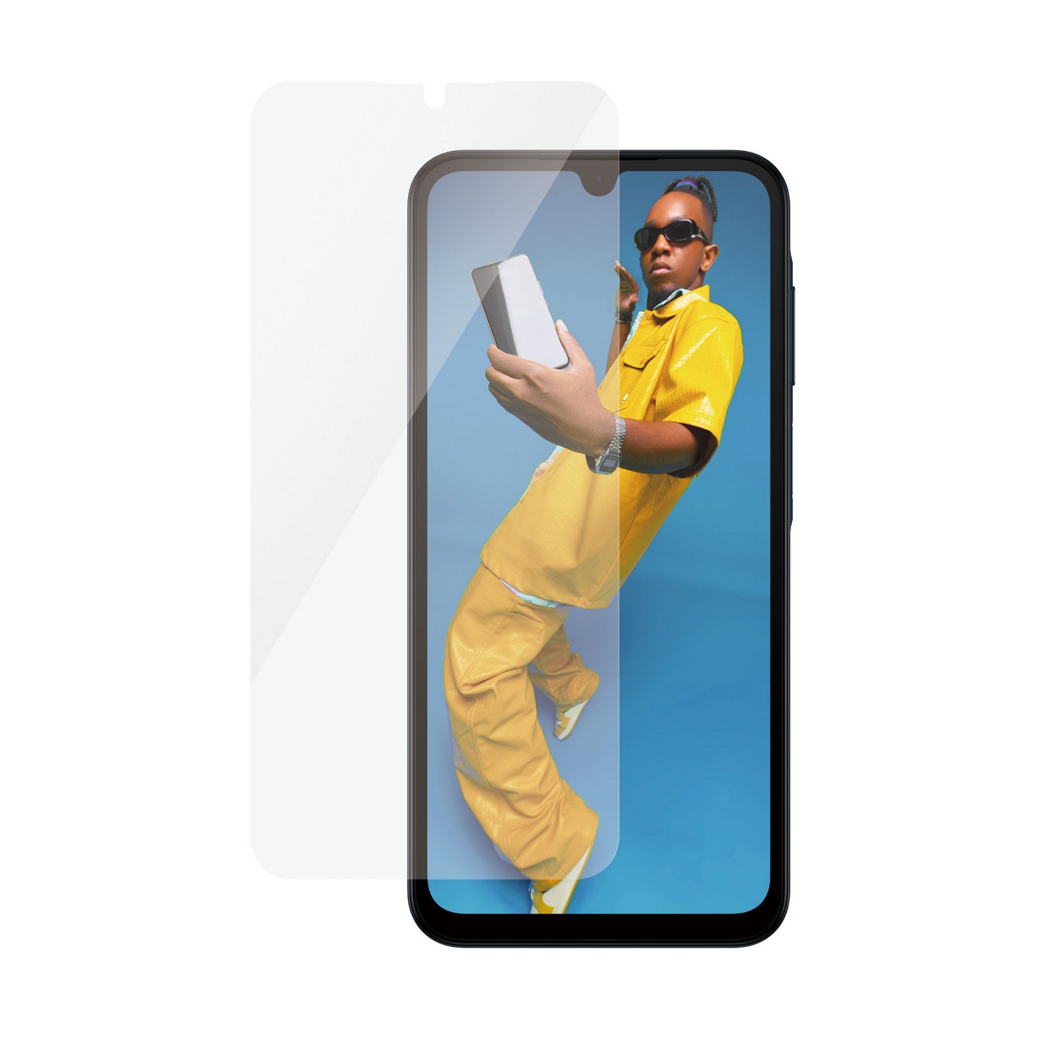 Homme en tenue jaune et lunettes de soleil tenant un téléphone.