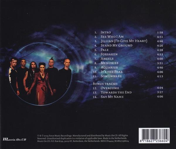 Die Rückseite einer CD-Hülle. Es gibt ein Bandfoto und eine Liste von Songs mit ihren Spielzeiten.