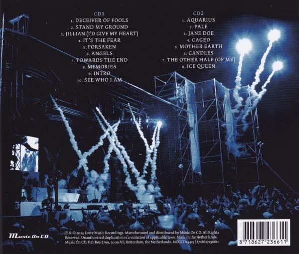 Rückseite einer CD-Hülle mit Titellisten und Bühnenlichtern.