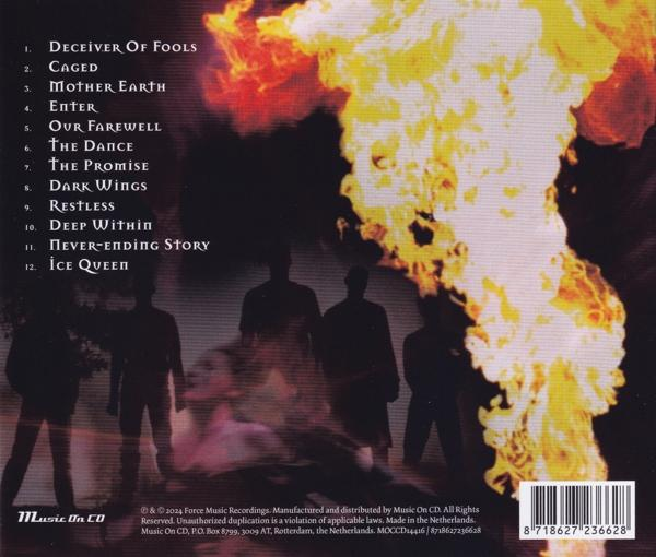 CD-Cover mit feurigem Explosionshintergrund und Silhouetten von Bandmitgliedern.