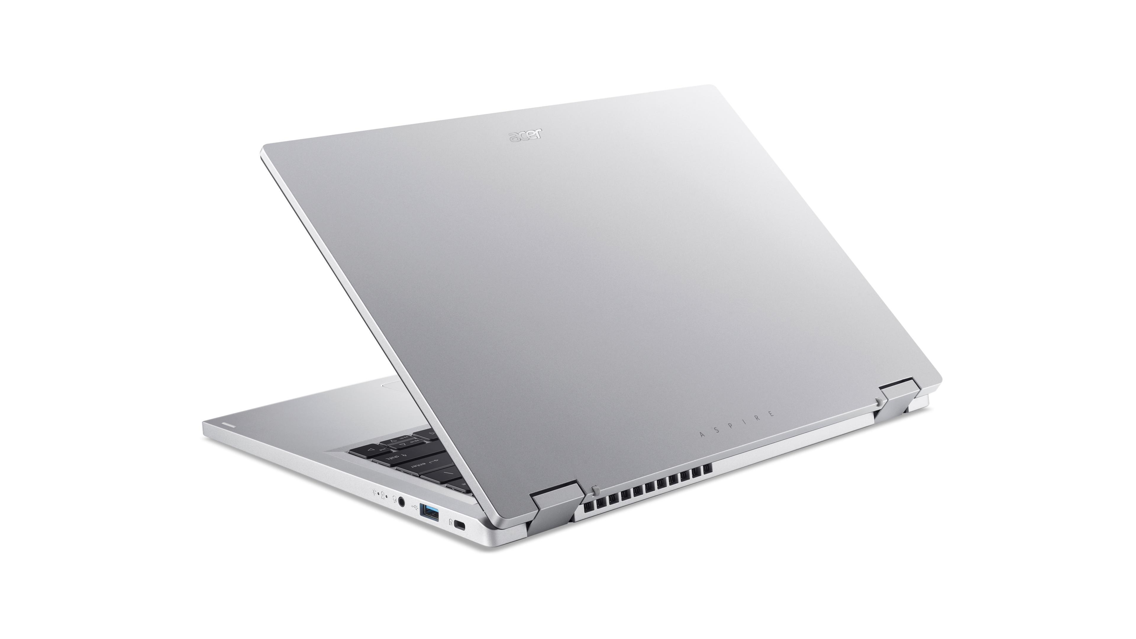 Silberner Laptop mit schwarzer Tastatur, geöffnet und angewinkelt auf weißer Fläche.