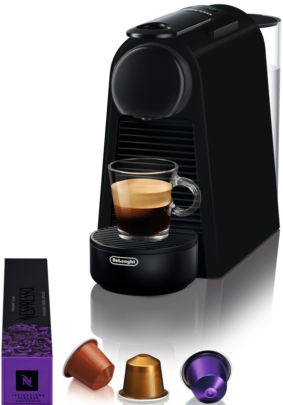 Schwarze Kaffeemaschine mit Glas, Kaffee und Kapseln.