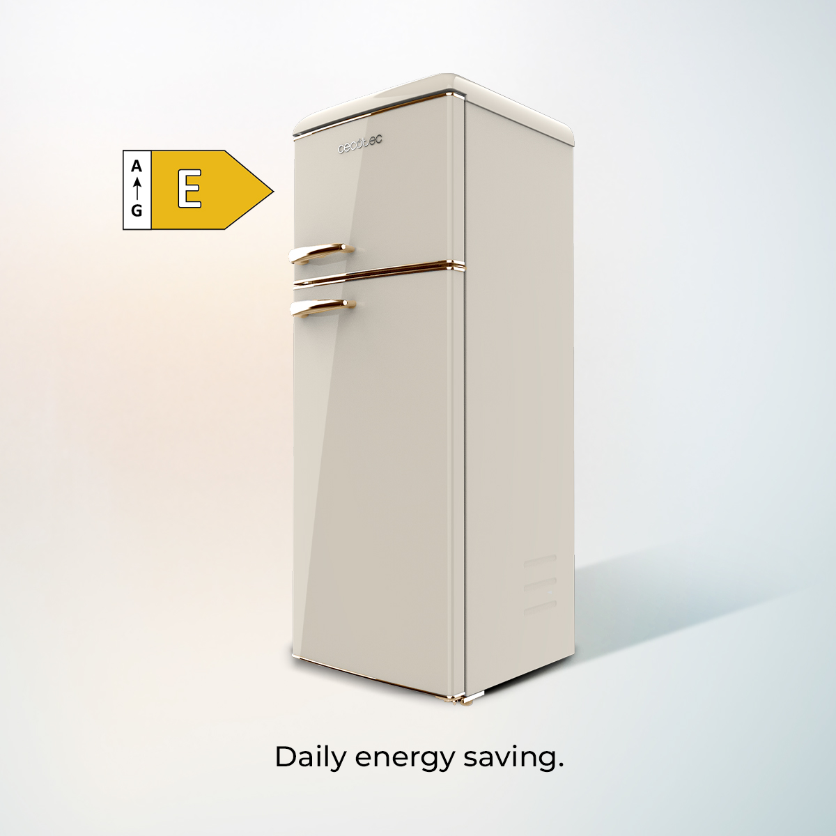 Nevera crema con detalles dorados y etiqueta energética.