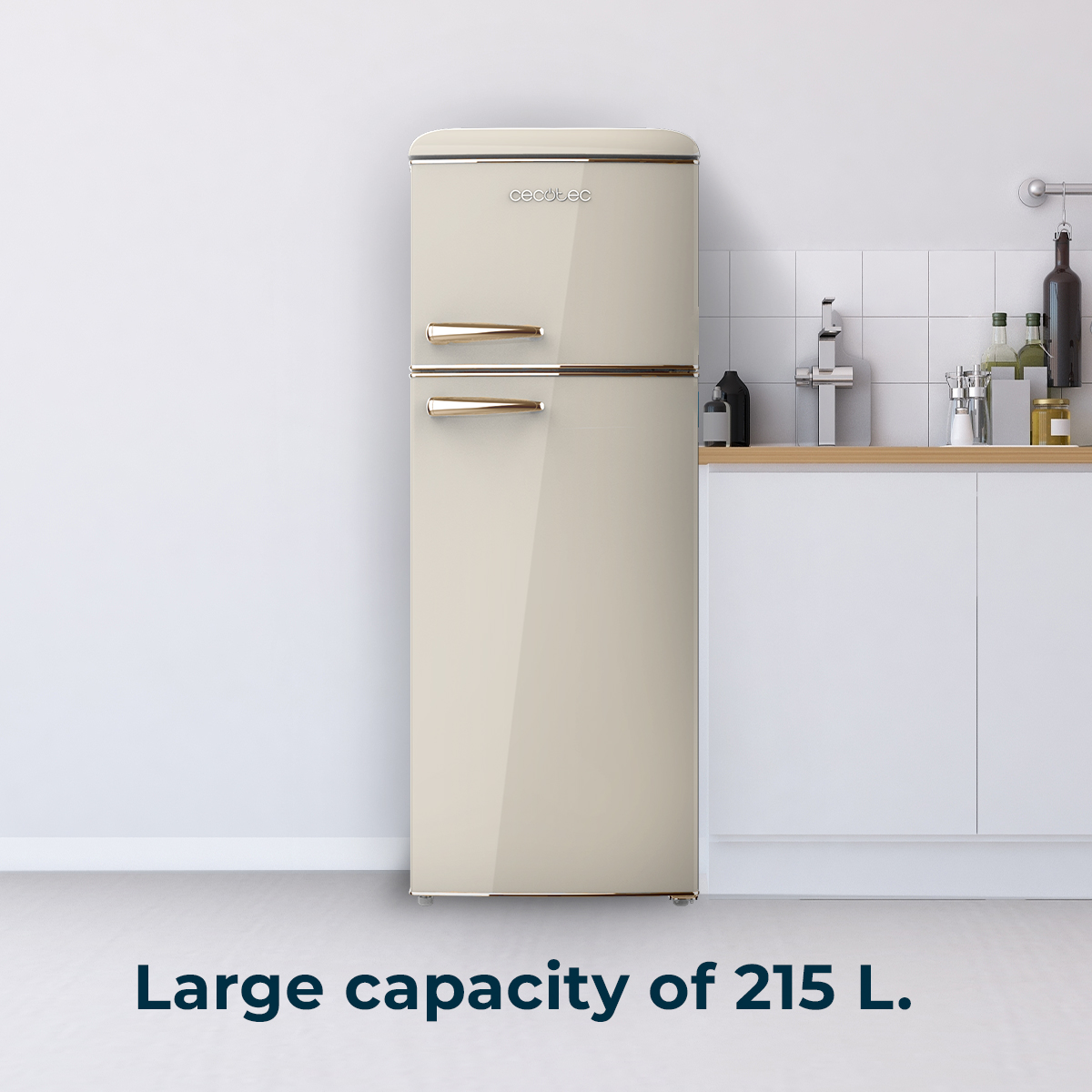 Un frigorífico beige de estilo retro con una gran capacidad de 215L contra una pared blanca.