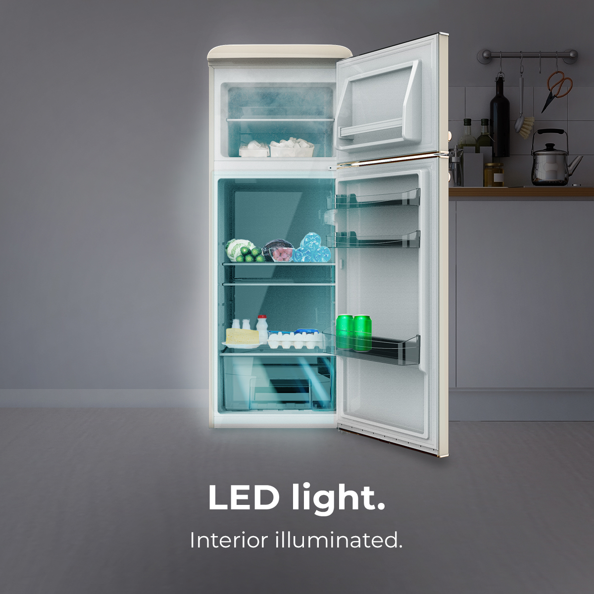Interior de refrigerador abierto con luz LED. Estantes, contenido e iluminación interior visibles.