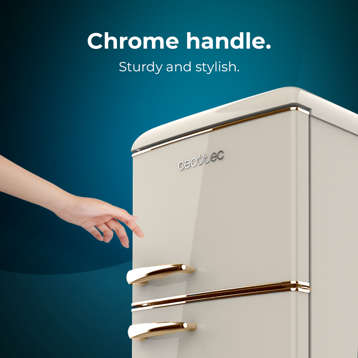 Refrigerador beige retro, mano acercándose a la puerta, manijas cromadas y detalles dorados.