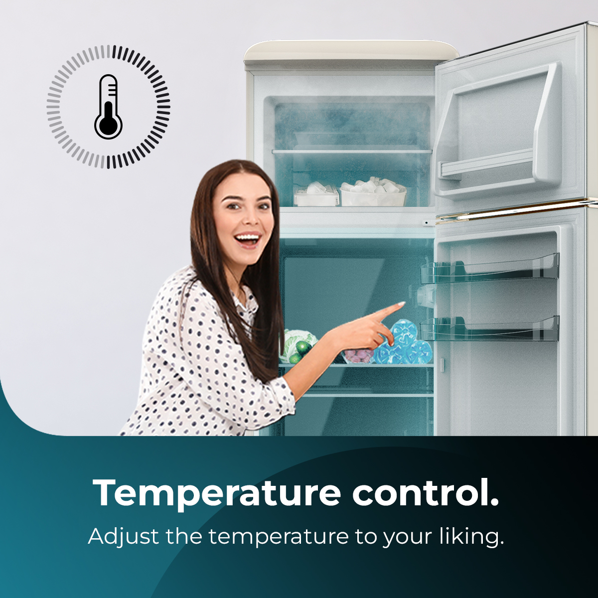 Mujer señalando los estantes de la nevera. Texto: Control de temperatura. Ajusta a tu gusto.