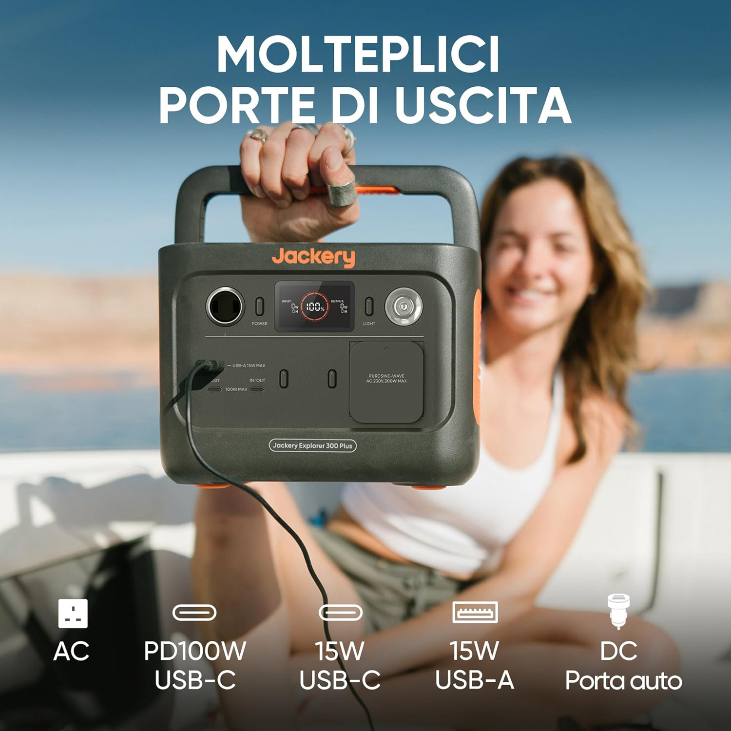 Una donna tiene una stazione di alimentazione portatile. Ci sono più porte e un display.