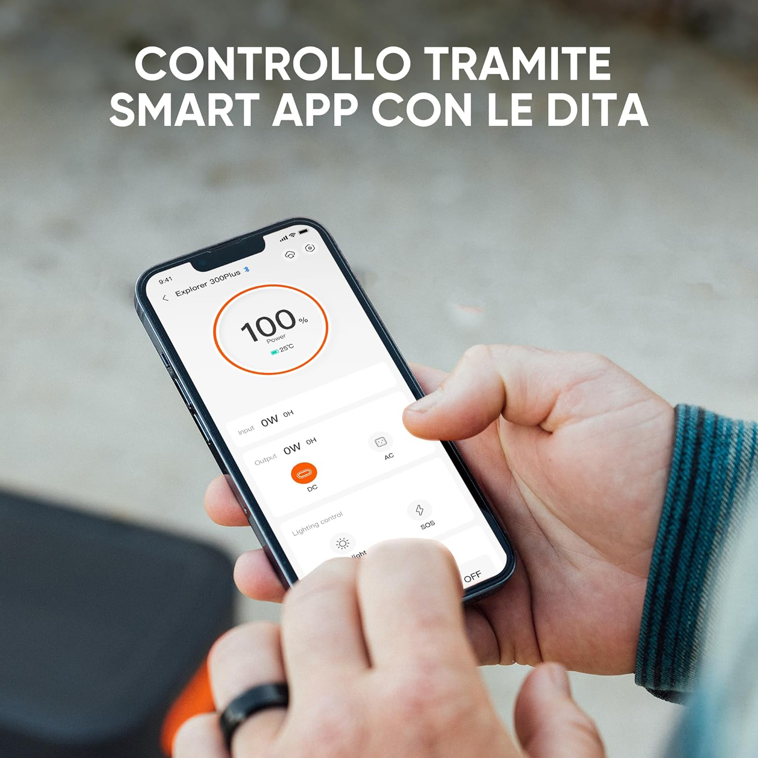 Una persona che interagisce con un telefono che mostra un'interfaccia di app intelligente.