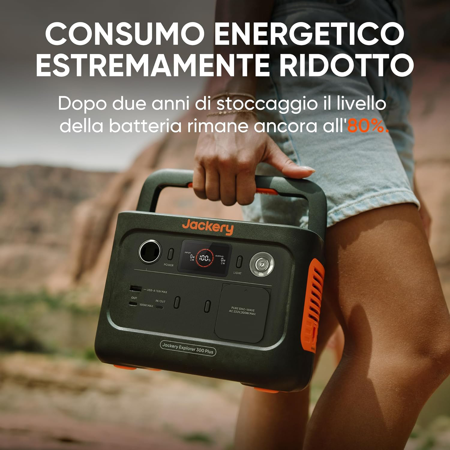 Una persona che tiene una centrale elettrica nera e arancione con testo.