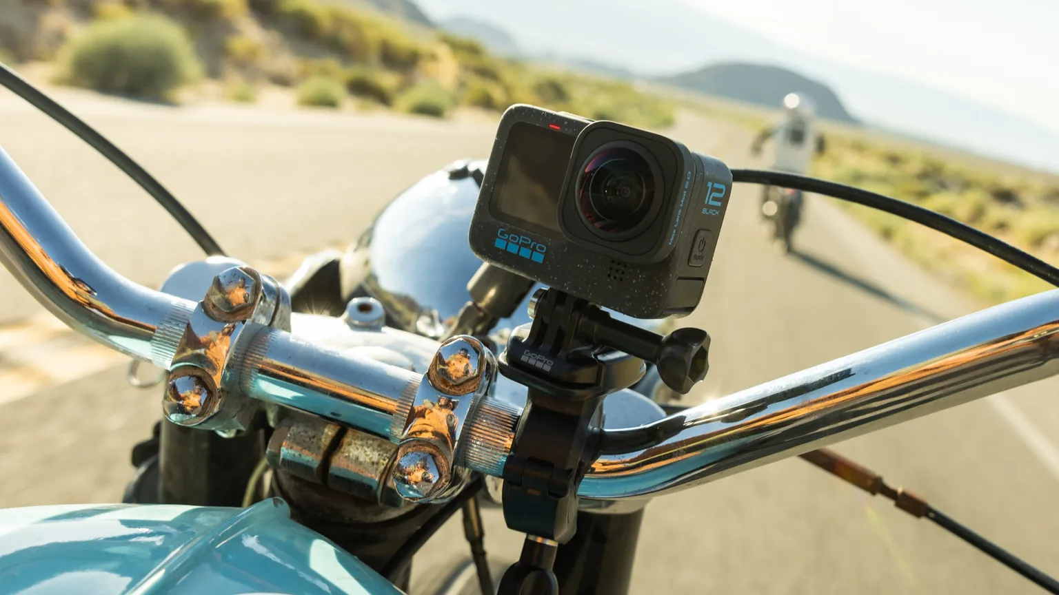 GoPro-Kamera an einem Motorradlenker montiert.