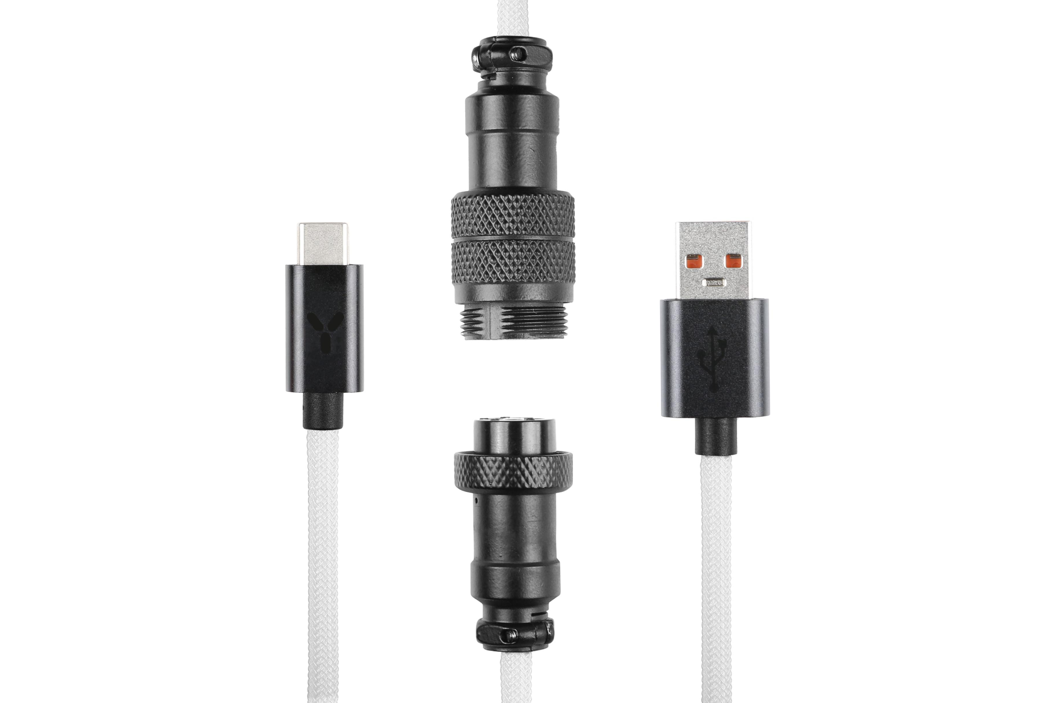 Vier schwarze Kabel mit Steckern. Ein USB-C, zwei runde Stecker und ein USB-A befinden sich auf weißem Hintergrund.