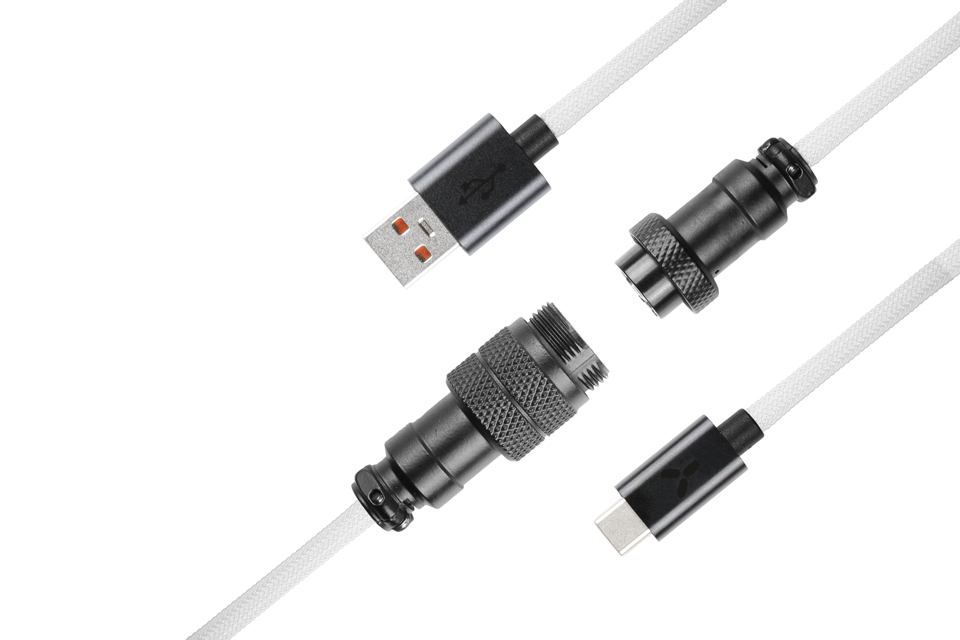 USB- und USB-C-Kabel mit Steckern. Weißes Kabel. Schwarze Stecker mit Metallfinish.