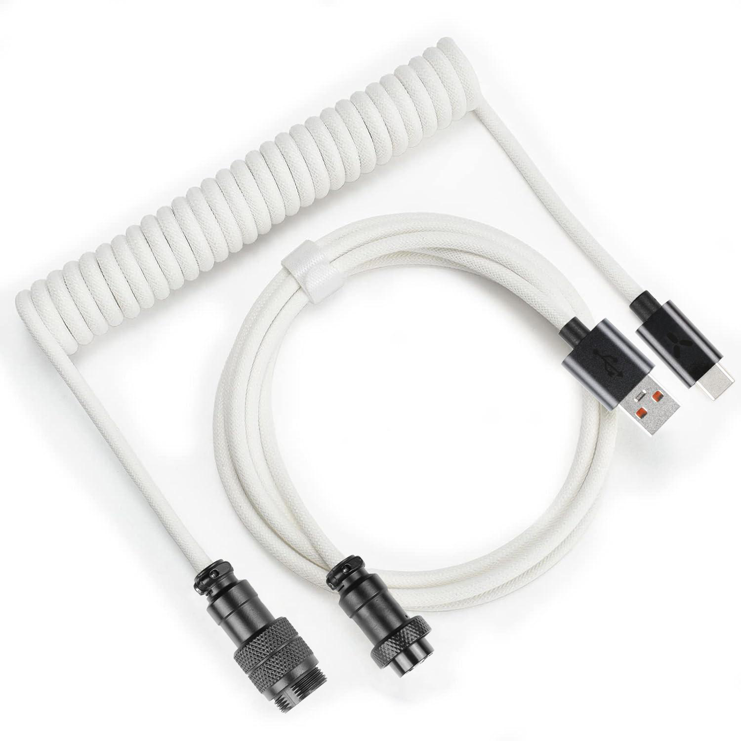 Weißes Spiralkabel mit schwarzen Steckern auf weißem Hintergrund. USB und USB-C.