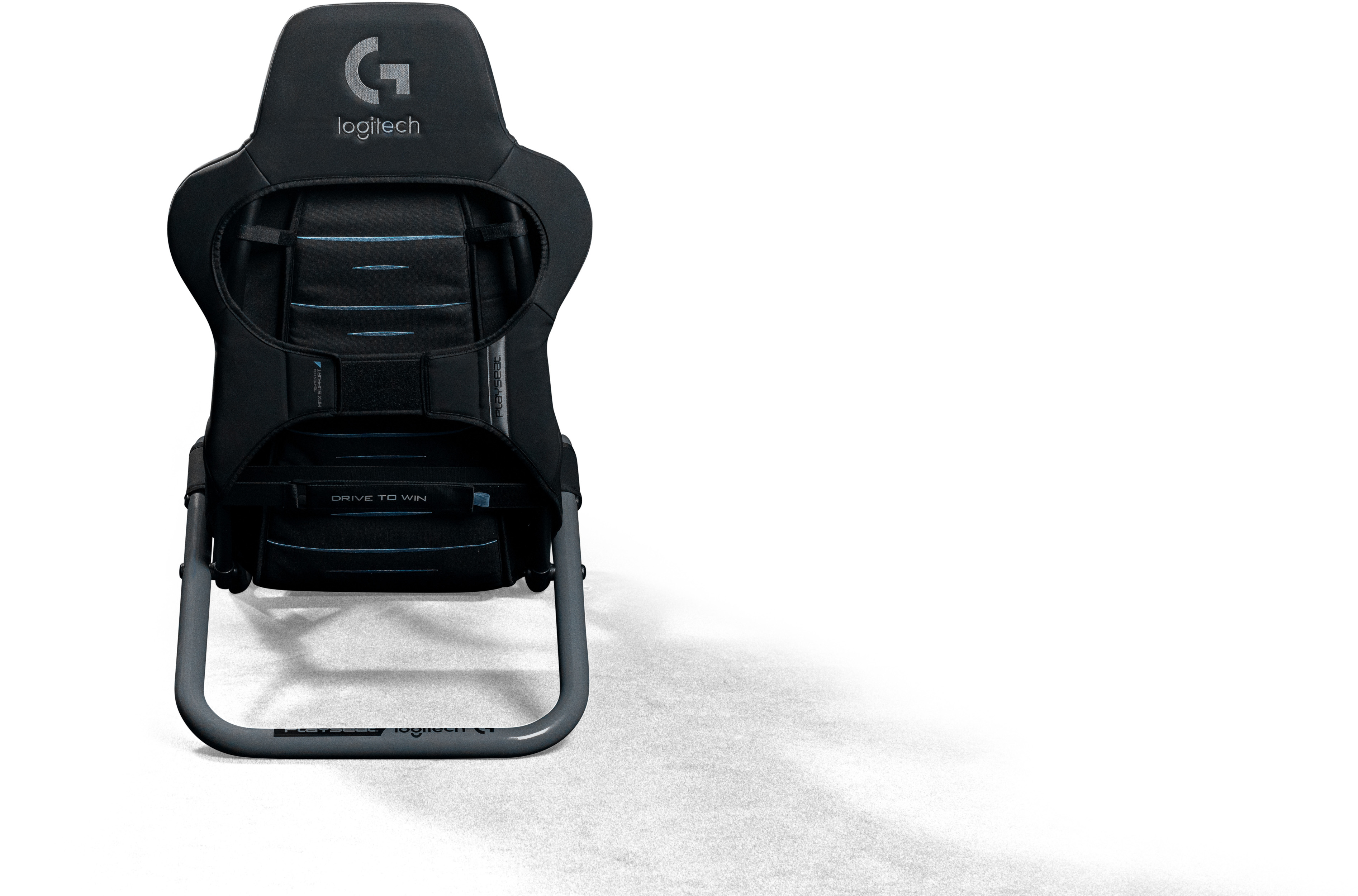 Fekete gamer szék Logitech logóval. A szék jobbra dől.