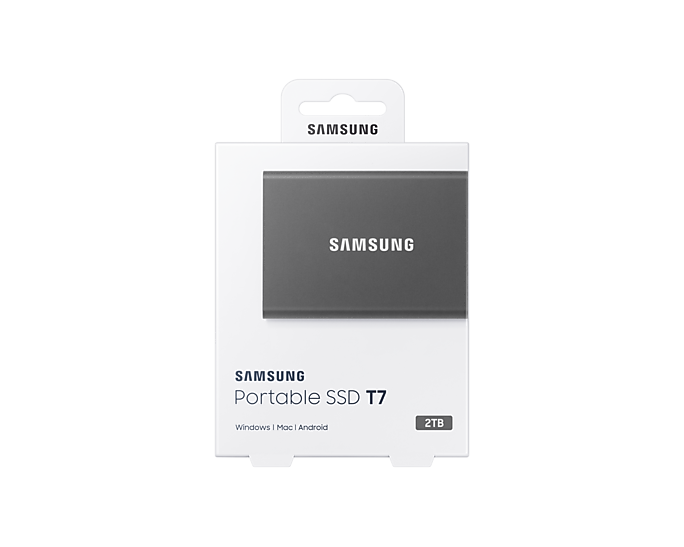 Karanlık bir arka plan üzerinde Samsung Portable SSD T7 kutusu.
