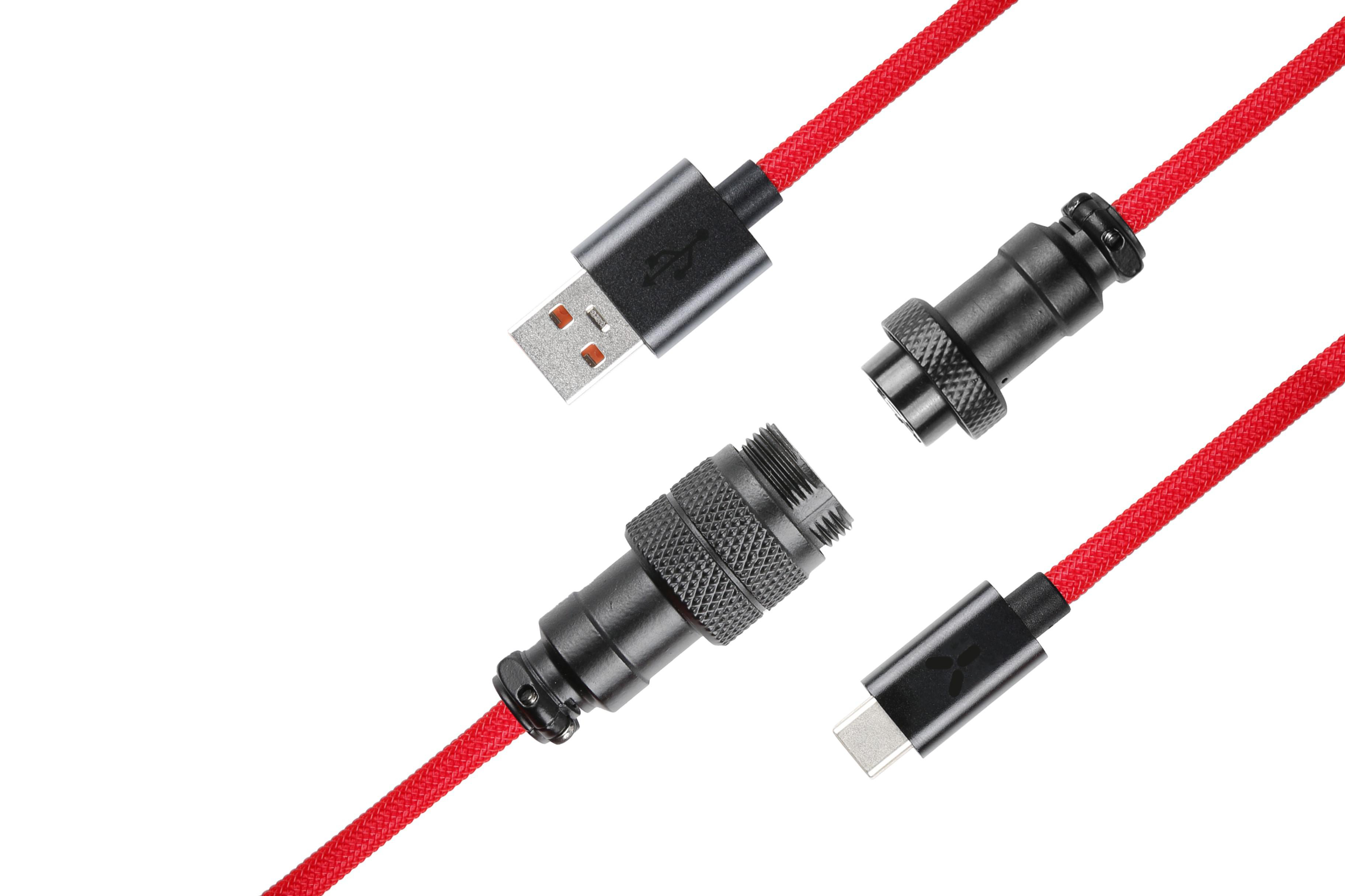 Vier rote Kabel mit USB- und anderen Anschlüssen auf weißem Hintergrund. Die Kabel sind abgewinkelt.