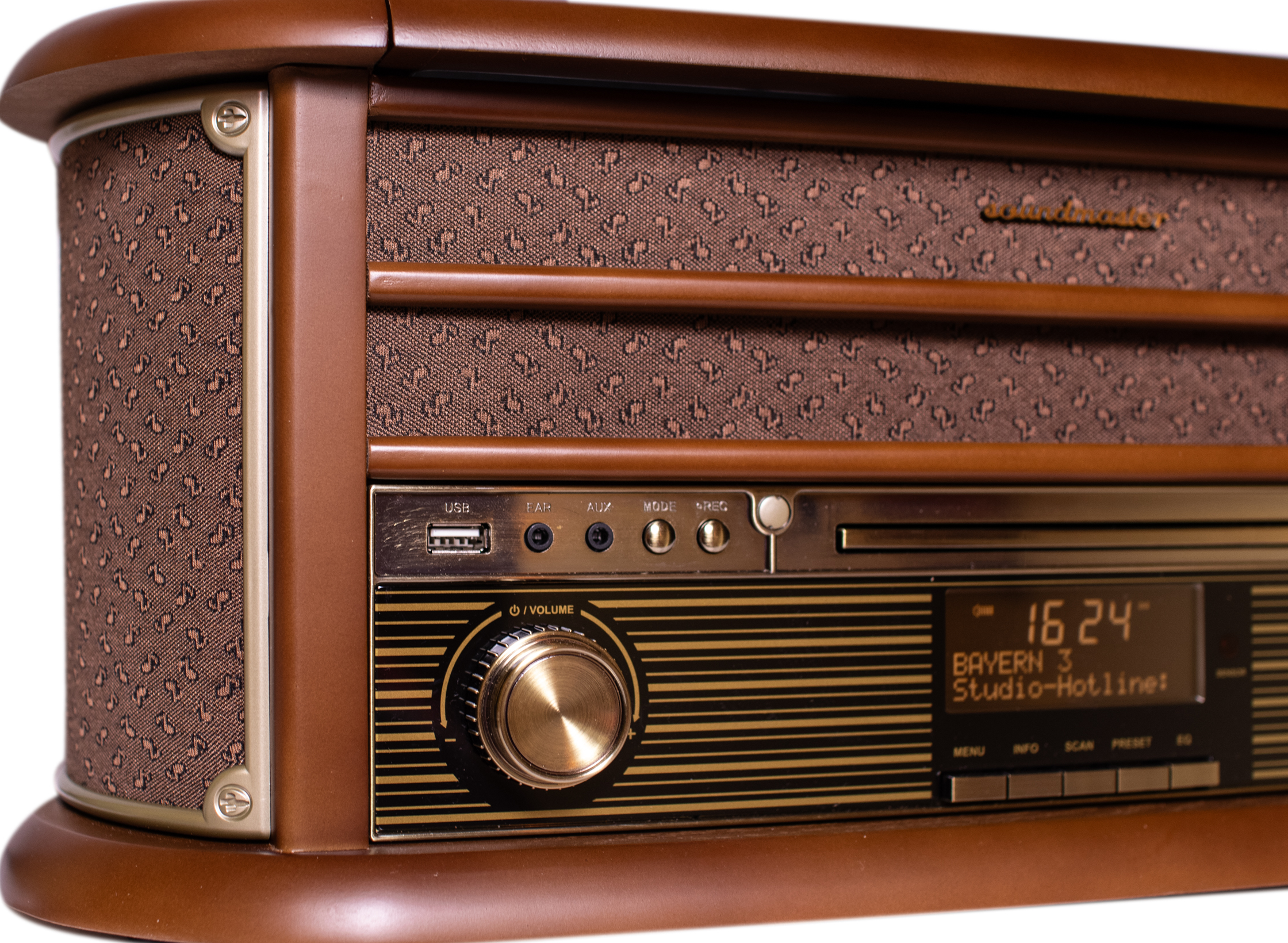 Chaîne stéréo rétro en bois avec détails marron et beige, lecteur CD et affichage numérique.