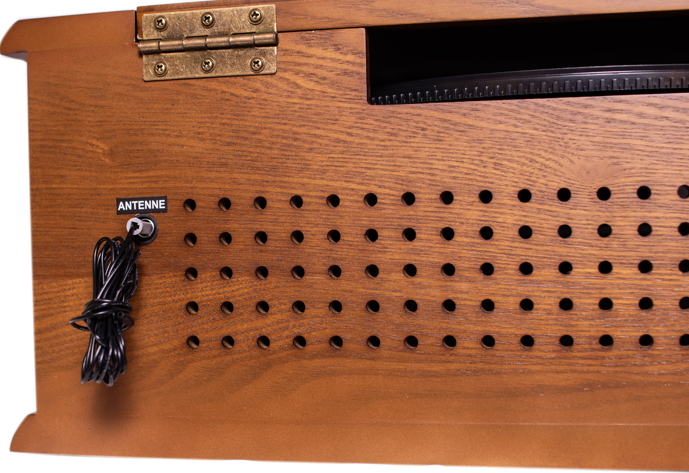 Dos de radio en bois avec port d'antenne et trous d'aération. Fil d'antenne connecté.