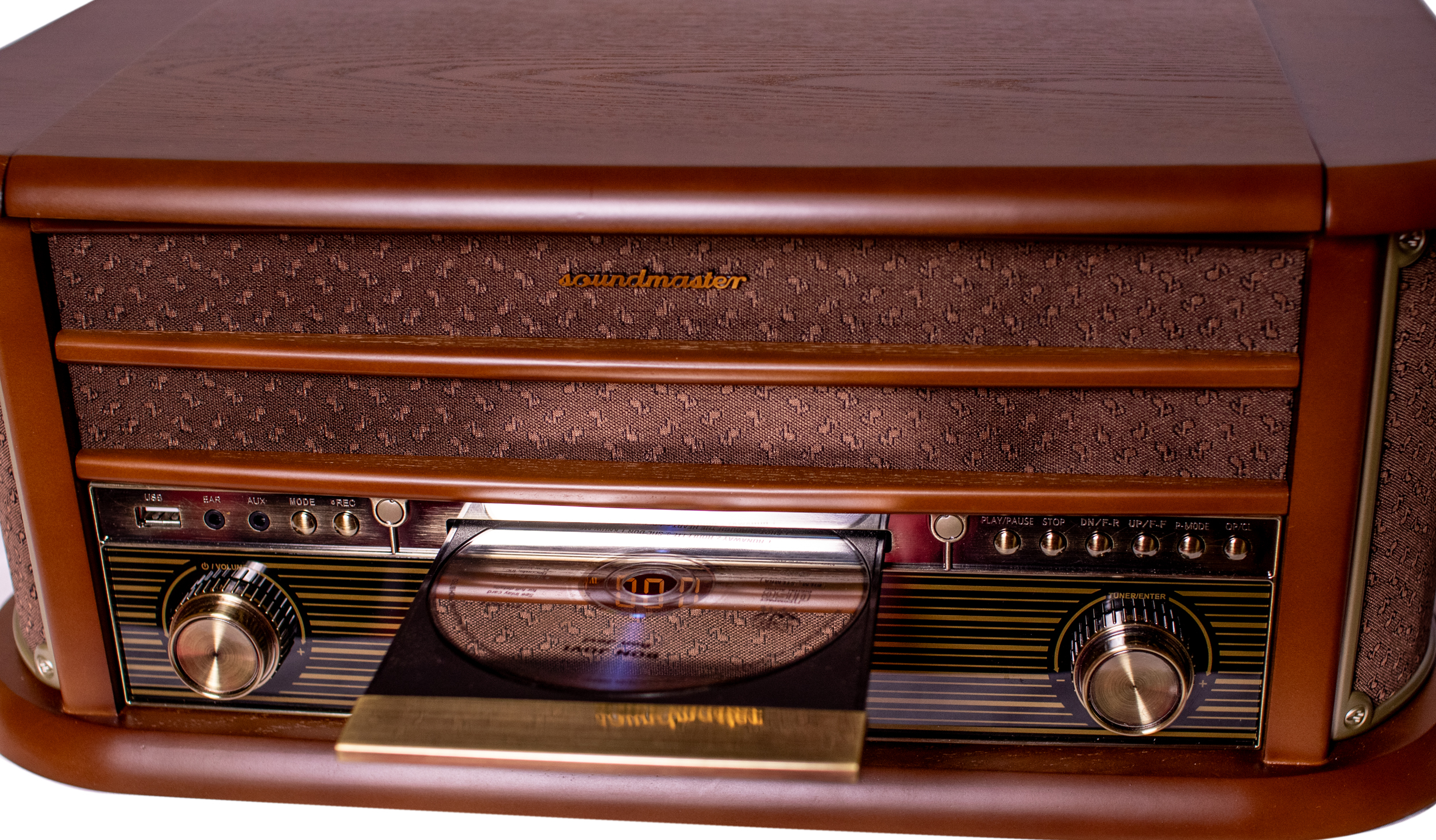 Chaîne stéréo Soundmaster en bois avec un lecteur CD ouvert, lisant un CD de Bon Jovi.