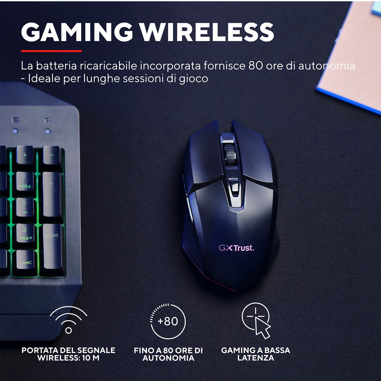 Mouse da gioco wireless nera con tastiera e testo. Il mouse è su una superficie scura.
