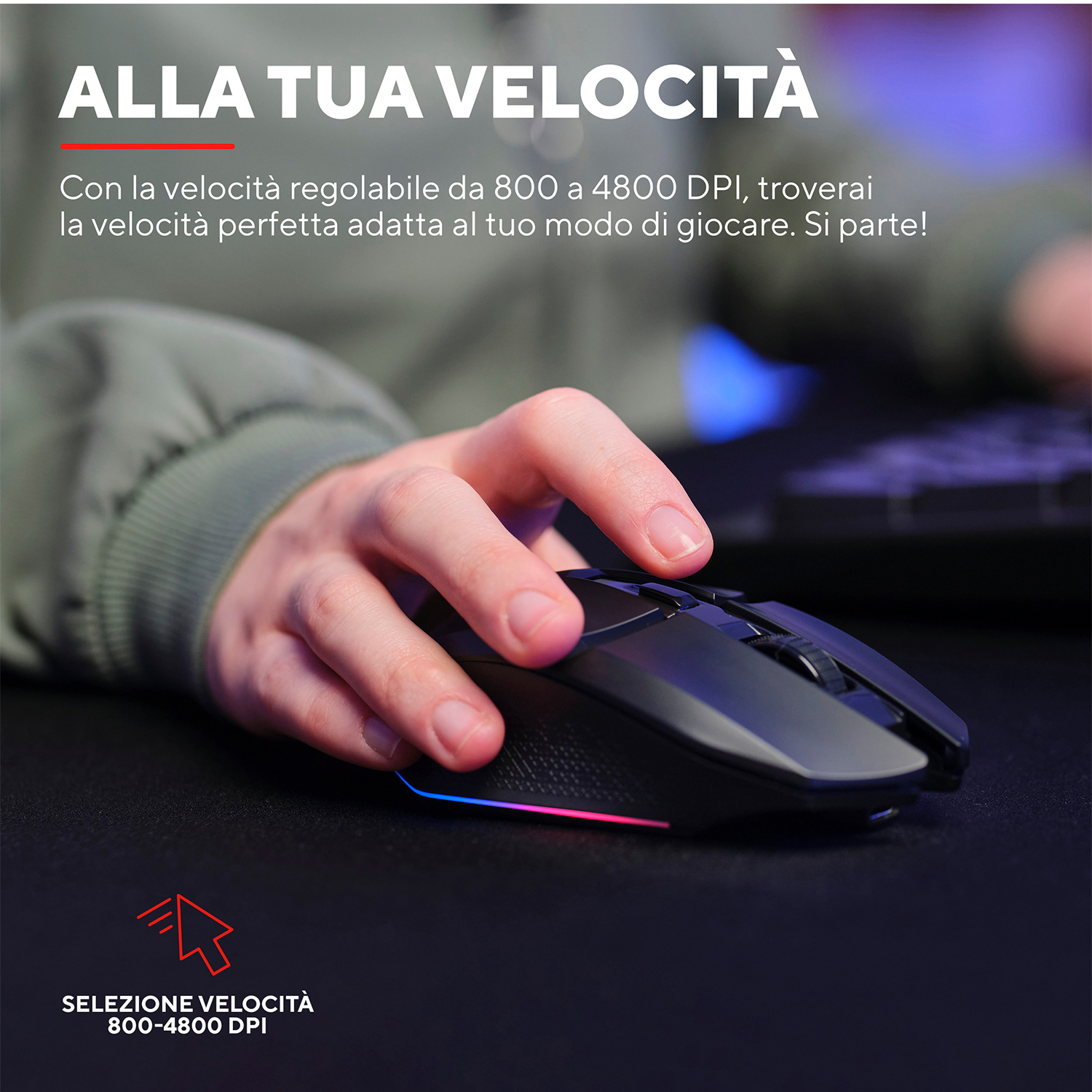Mano che usa un mouse nero con luci RGB su una superficie nera.