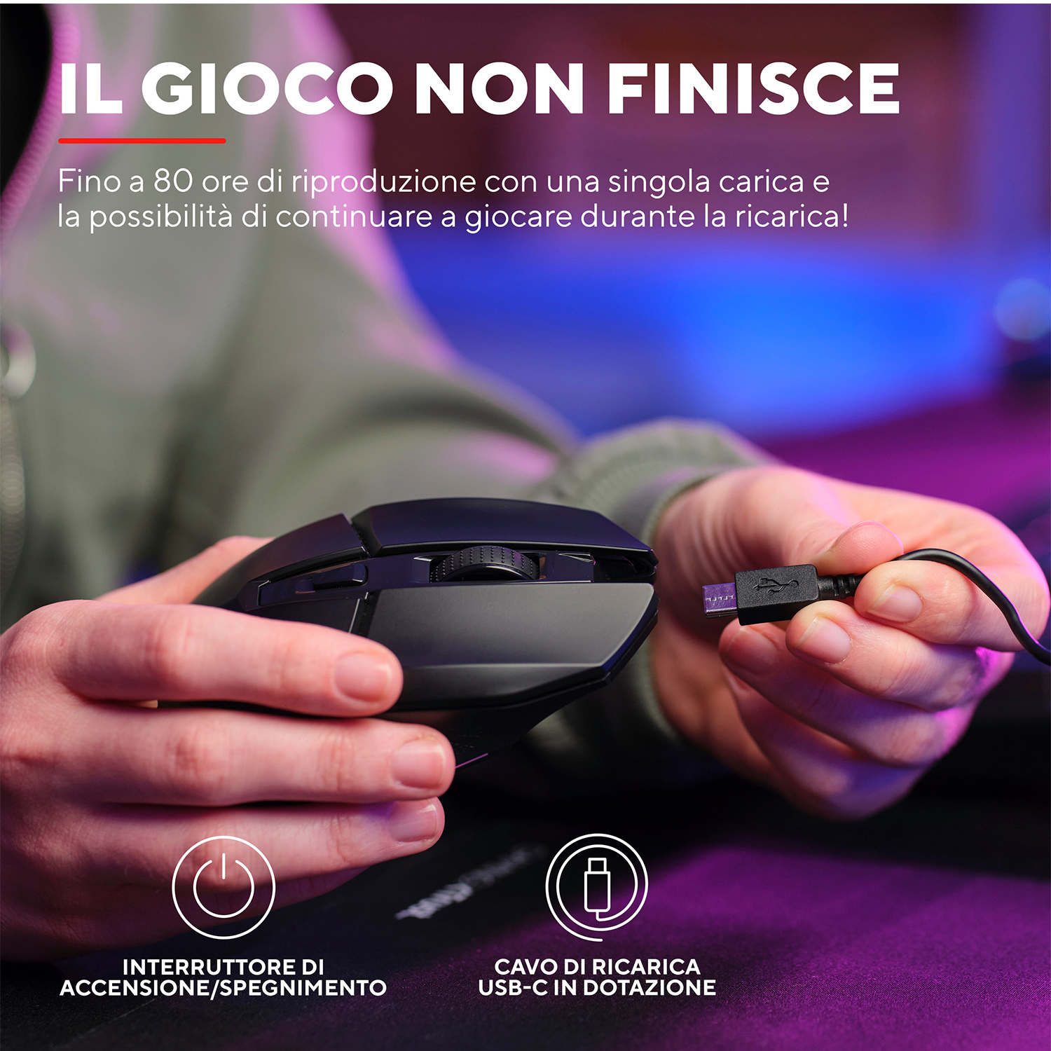 Mani che tengono un mouse nero, cavo USB, testo, sfondo nero e viola.